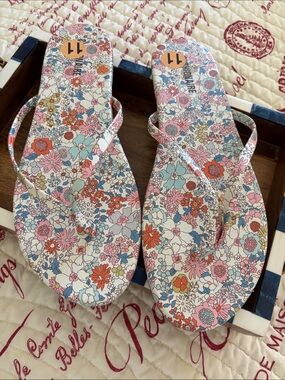 NWT CUSHIONAIRE Floral Pattern Women's Flip-Flops - Pink, Blue, White SZ 11